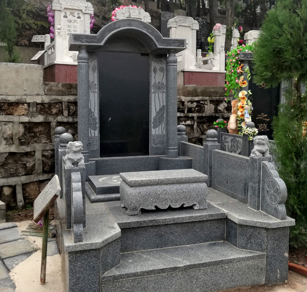 花岗岩碑衬龙凤碑