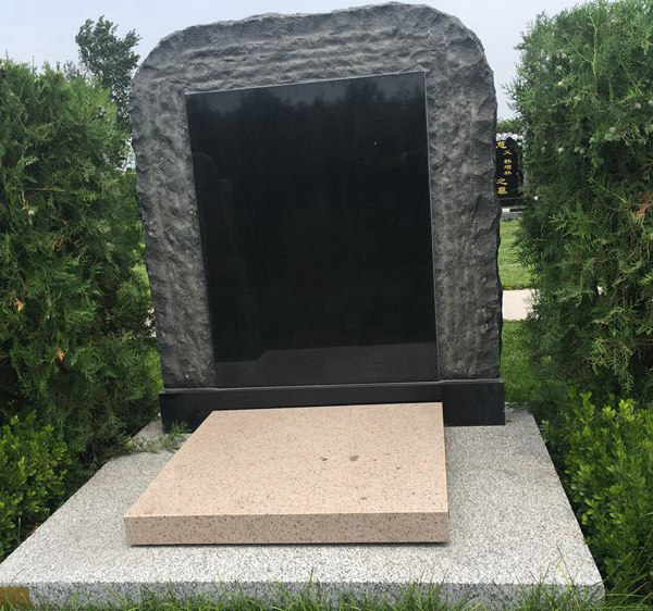 法雨立碑